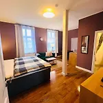 Im Historischem Bahnhof In Kein Fruehstueck Guest house