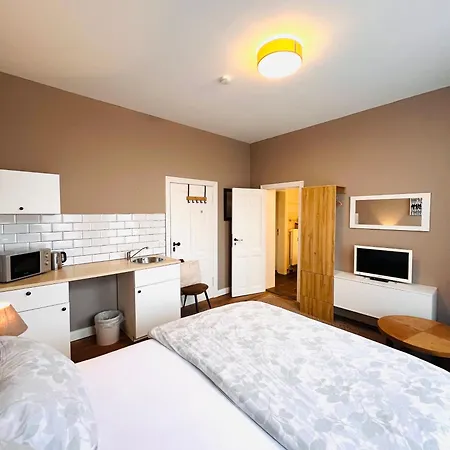 Im Historischem Bahnhof In Kein Fruehstueck 3*