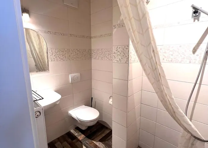 Im Historischem Bahnhof In Kein Fruehstueck 3*