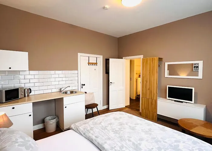 Im Historischem Bahnhof In Kein Fruehstueck 3*